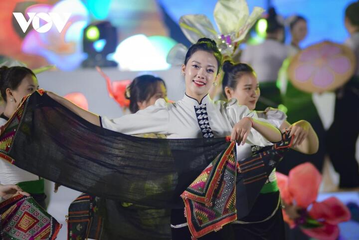 Ngắm hoa ban bung nở trên thung lũng Mường Thanh - 11