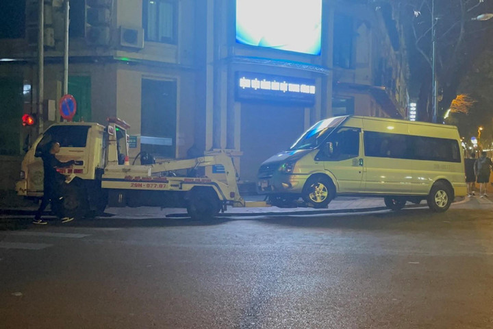 Tài xế xe 16 chỗ vi phạm nồng độ cồn, cảnh sát dùng ô tô đặc chủng đưa khách về - 1