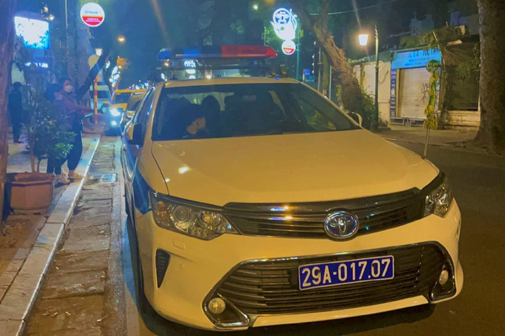 Tài xế xe 16 chỗ vi phạm nồng độ cồn, cảnh sát dùng ô tô đặc chủng đưa khách về - 2