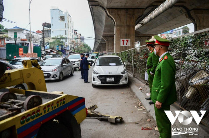 Gầm cầu Vĩnh Tuy, Hà Nội: Tổ chức giao thông kiểu 'sống chết mặc bay'? - 10