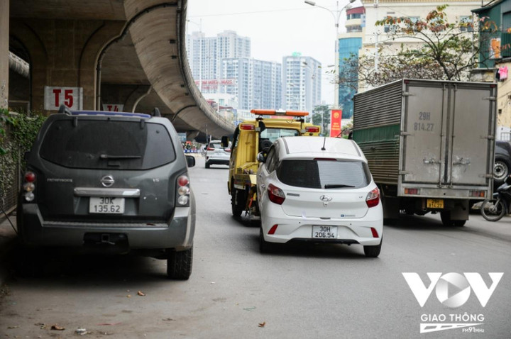 Gầm cầu Vĩnh Tuy, Hà Nội: Tổ chức giao thông kiểu 'sống chết mặc bay'? - 12