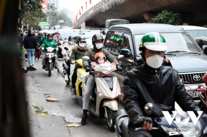 Gầm cầu Vĩnh Tuy, Hà Nội: Tổ chức giao thông kiểu 'sống chết mặc bay'? - 13