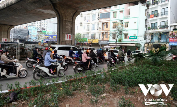 Gầm cầu Vĩnh Tuy, Hà Nội: Tổ chức giao thông kiểu 'sống chết mặc bay'? - 2