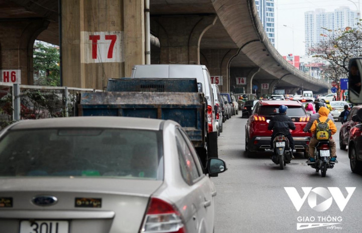 Gầm cầu Vĩnh Tuy, Hà Nội: Tổ chức giao thông kiểu 'sống chết mặc bay'? - 3