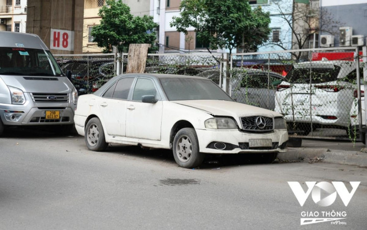 Gầm cầu Vĩnh Tuy, Hà Nội: Tổ chức giao thông kiểu 'sống chết mặc bay'? - 4