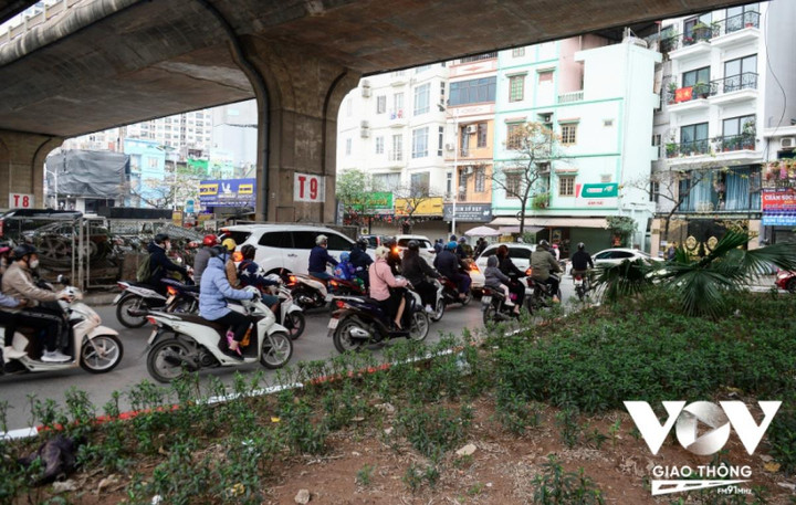 Gầm cầu Vĩnh Tuy, Hà Nội: Tổ chức giao thông kiểu 'sống chết mặc bay'? - 5