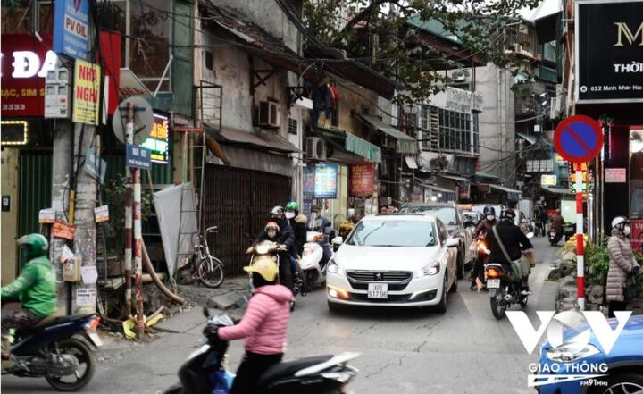 Gầm cầu Vĩnh Tuy, Hà Nội: Tổ chức giao thông kiểu 'sống chết mặc bay'? - 7