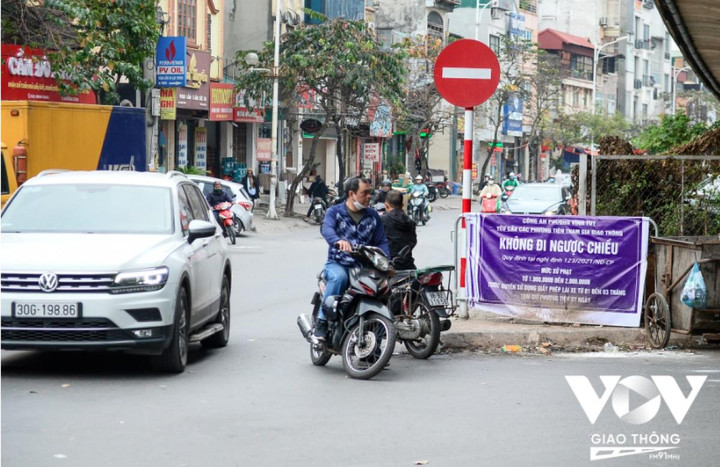 Gầm cầu Vĩnh Tuy, Hà Nội: Tổ chức giao thông kiểu 'sống chết mặc bay'? - 8