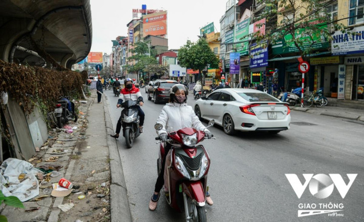 Gầm cầu Vĩnh Tuy, Hà Nội: Tổ chức giao thông kiểu 'sống chết mặc bay'? - 9