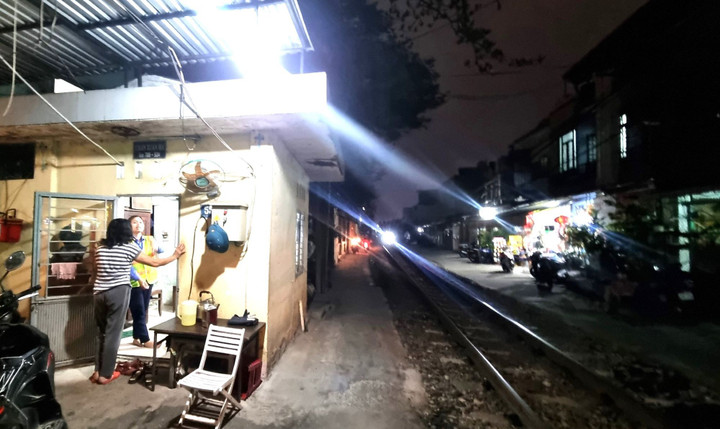 Nữ nhân viên gác chắn tàu hỏa bị nhóm đàn ông hành hung: 'Tôi vẫn chưa hết sợ' - 1