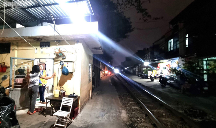 Sẽ khởi tố, bắt tạm giam nhóm đàn ông đánh dã man nữ nhân viên gác chắn tàu hỏa - 2