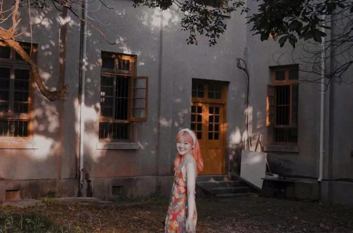 Chỉ vì mái tóc nhuộm hồng, cô gái tự sát sau 6 tháng bị bắt nạt trên mạng - 1