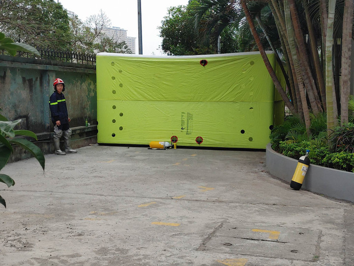 Hà Nội: Giải cứu bé gái 11 tuổi định nhảy từ tầng 15 chung cư - 1