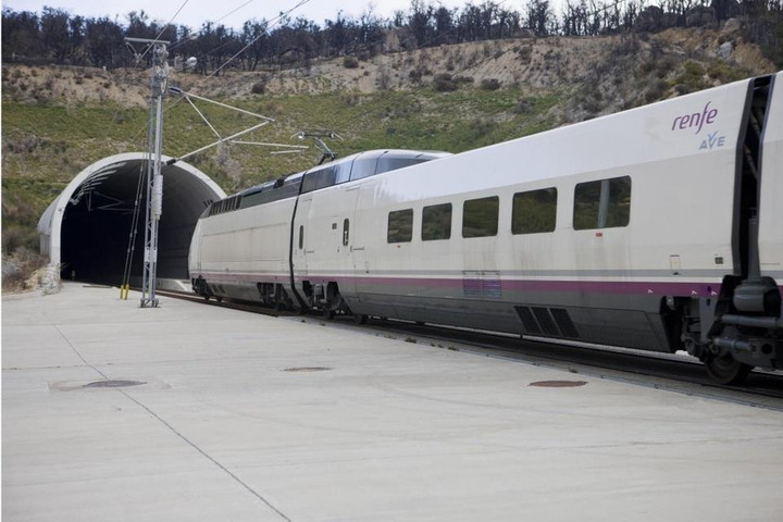 Tàu không lọt đường hầm, nhiều quan chức Tây Ban Nha từ chức - 1