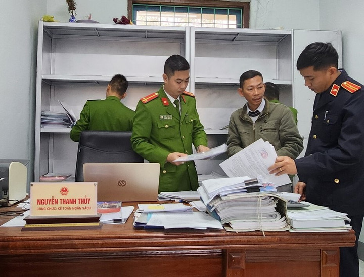 Quảng Bình: Khởi tố 2 cán bộ phường chiếm đoạt tiền hỗ trợ lũ lụt của dân - 1