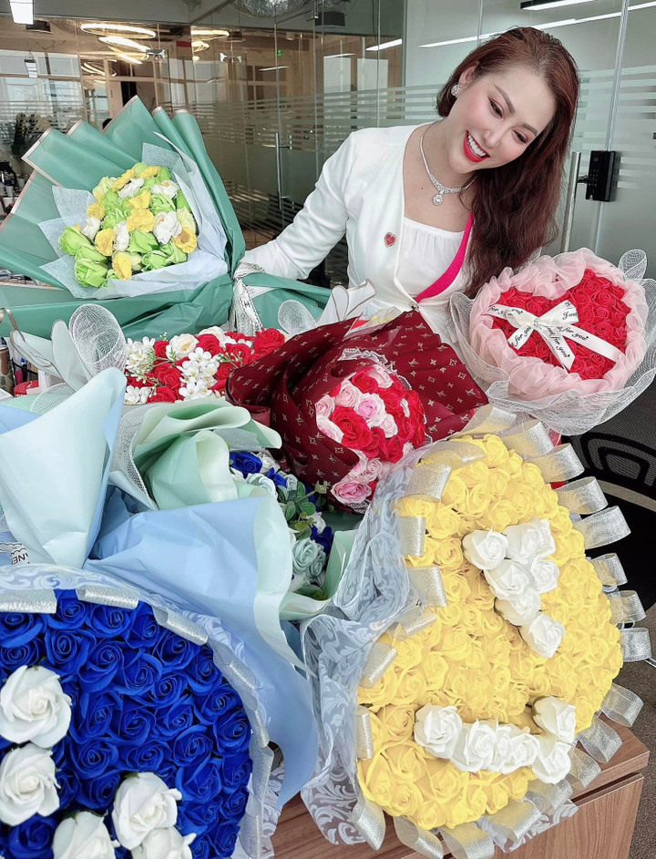 Sao Việt 24/2: Dương Cẩm Lynh tươi tắn sau ồn ào quỵt nợ, Tuấn Hưng nịnh vợ - 8