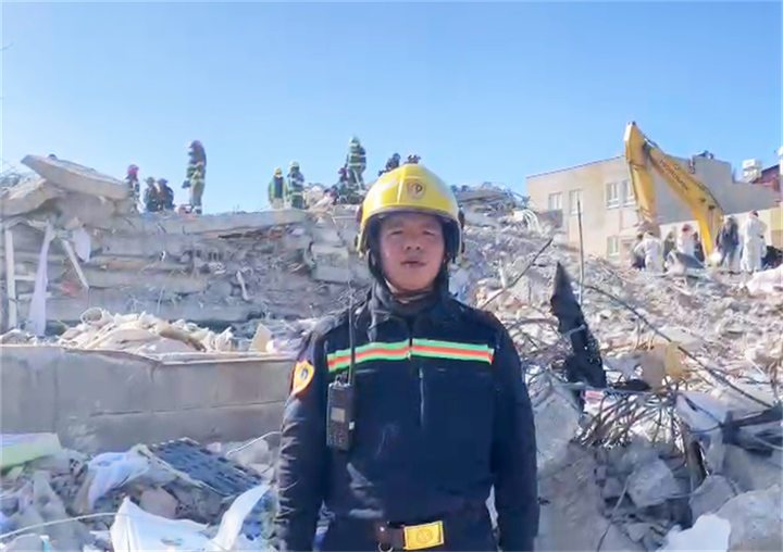 Cảnh sát kể phút vỡ oà khi nghe tiếng 'I'm fine' trong đống đổ nát ở Thổ Nhĩ Kỳ - 1