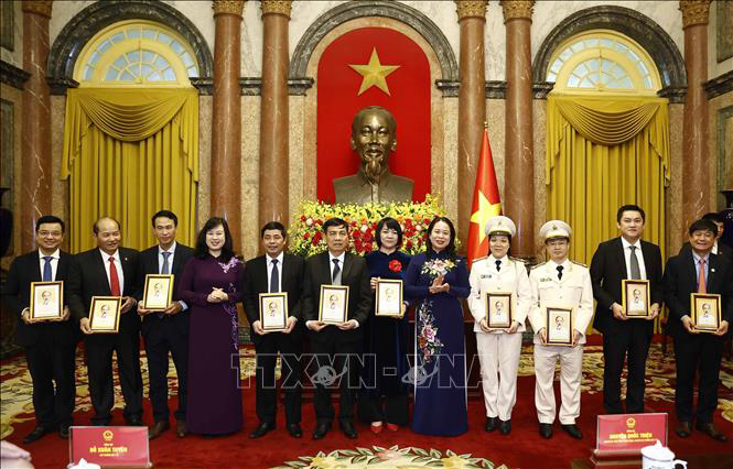 Quyền Chủ tịch nước: Cần đãi ngộ tương xứng với đóng góp của đội ngũ thầy thuốc - 2