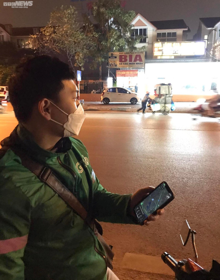 Khách lo thổi nồng độ cồn, taxi, xe ôm công nghệ 'phục' ngay cửa quán nhậu - 1