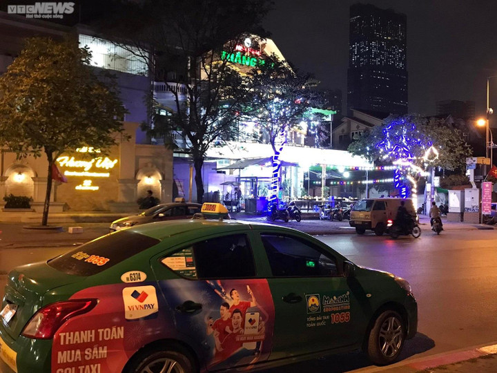 Khách lo thổi nồng độ cồn, taxi, xe ôm công nghệ 'phục' ngay cửa quán nhậu - 2