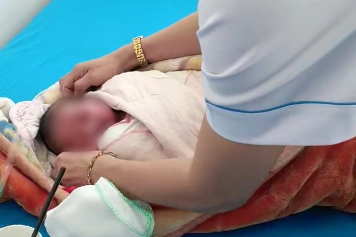 Bé trai sơ sinh còn nguyên dây rốn bị bỏ rơi trước nhà dân ở Kon Tum - 1