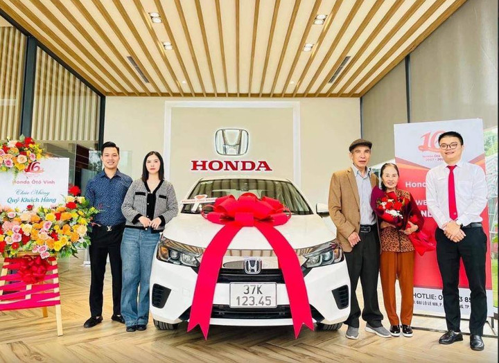 Loạt ô tô trúng biển số VIP đội giá tiền tỷ đầu năm 2023 - 1