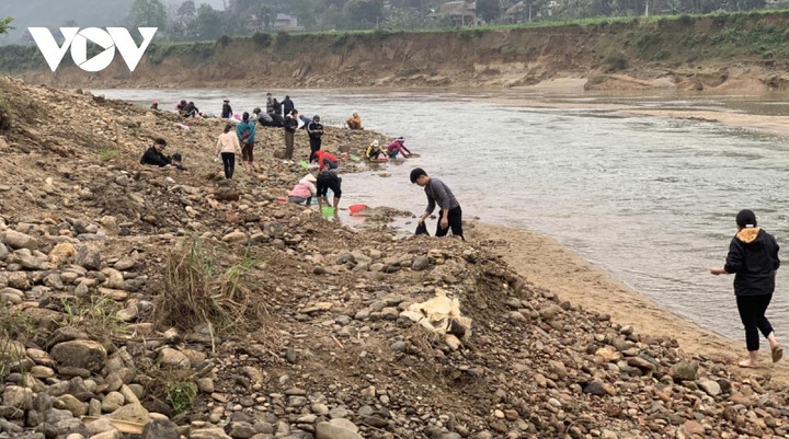 Nghe lời đồn, người dân tụ tập tìm đá quý ven sông Chảy - 1