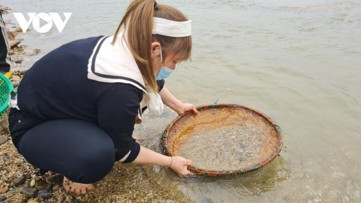 Nghe lời đồn, người dân tụ tập tìm đá quý ven sông Chảy - 10