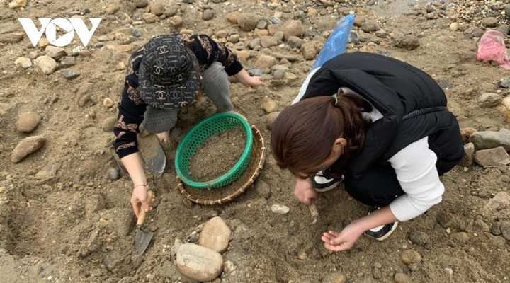 Nghe lời đồn, người dân tụ tập tìm đá quý ven sông Chảy - 11