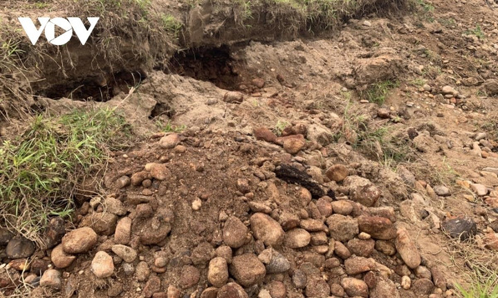 Nghe lời đồn, người dân tụ tập tìm đá quý ven sông Chảy - 15