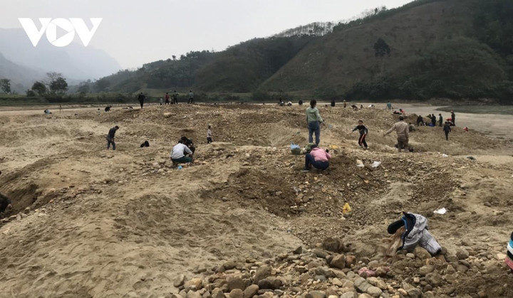 Nghe lời đồn, người dân tụ tập tìm đá quý ven sông Chảy - 17