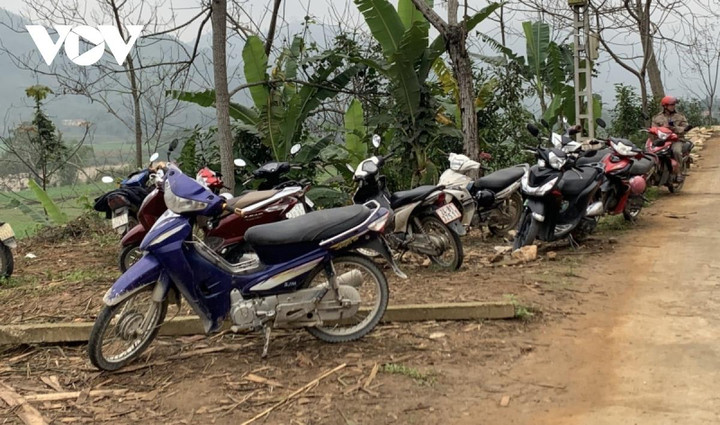 Nghe lời đồn, người dân tụ tập tìm đá quý ven sông Chảy - 18