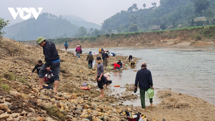 Nghe lời đồn, người dân tụ tập tìm đá quý ven sông Chảy - 2