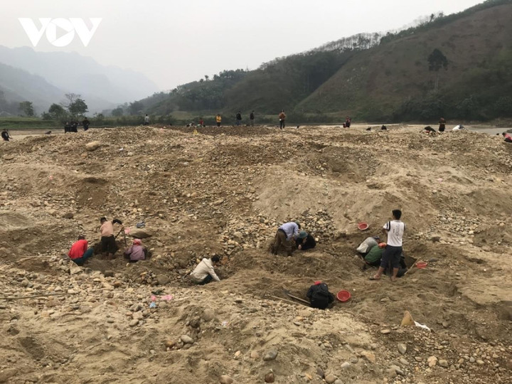 Nghe lời đồn, người dân tụ tập tìm đá quý ven sông Chảy - 20