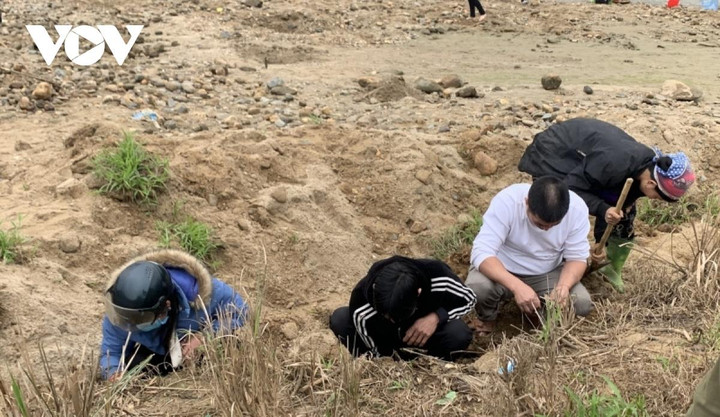 Nghe lời đồn, người dân tụ tập tìm đá quý ven sông Chảy - 3