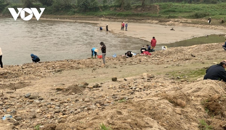 Nghe lời đồn, người dân tụ tập tìm đá quý ven sông Chảy - 6