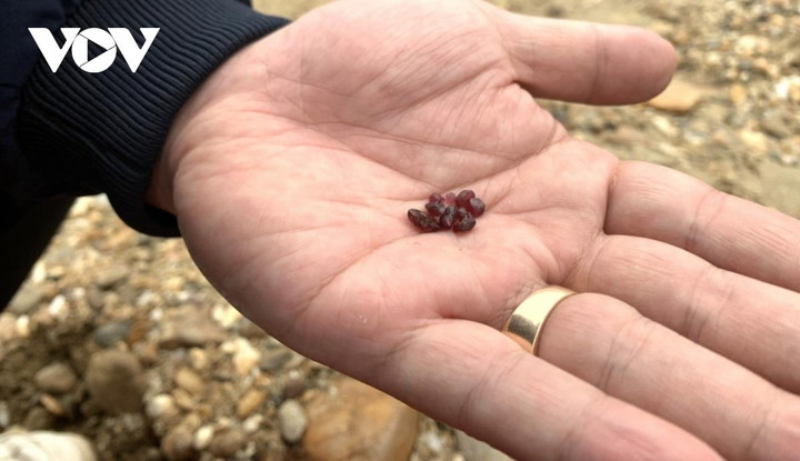 Nghe lời đồn, người dân tụ tập tìm đá quý ven sông Chảy - 7