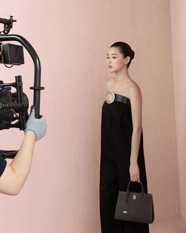 Ngất ngây nhan sắc 'một chín một mười' của Song Hye Kyo - Jun Ji Hyun ở tuổi 42 - 10