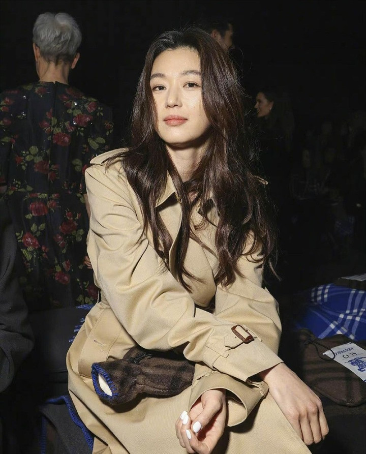 Ngất ngây nhan sắc 'một chín một mười' của Song Hye Kyo - Jun Ji Hyun ở tuổi 42 - 7