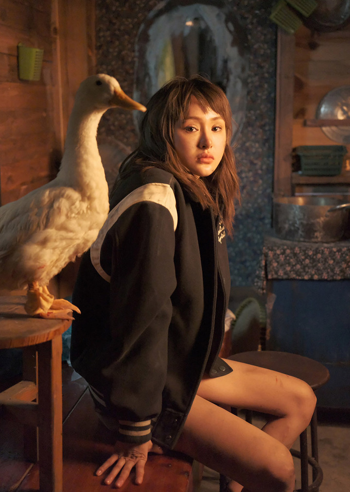 MV của Hiền Hồ: Nội dung khó hiểu, phần hình ảnh bị nghi đạo nhái - 1