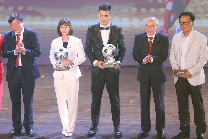 Trực tiếp trao giải QBV Việt Nam 2022: Huỳnh Như, Văn Quyết được vinh danh - 2