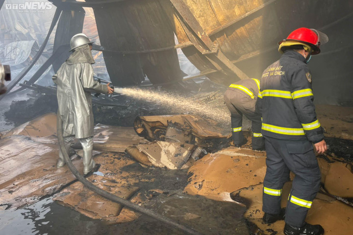 Hà Nội: Cháy lớn nhà xưởng gần 1.500m2, nhiều đồ đạc bị thiêu rụi - 2