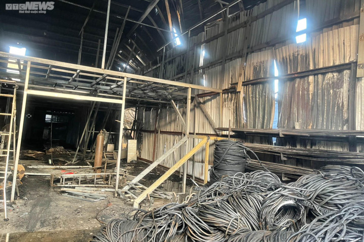 Hà Nội: Cháy lớn nhà xưởng gần 1.500m2, nhiều đồ đạc bị thiêu rụi - 1