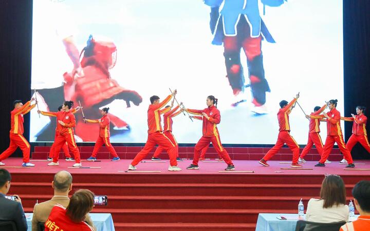 Đội tuyển võ gậy quốc gia tiếp nhận trang bị tài trợ từ FPT Polytechnic - 1