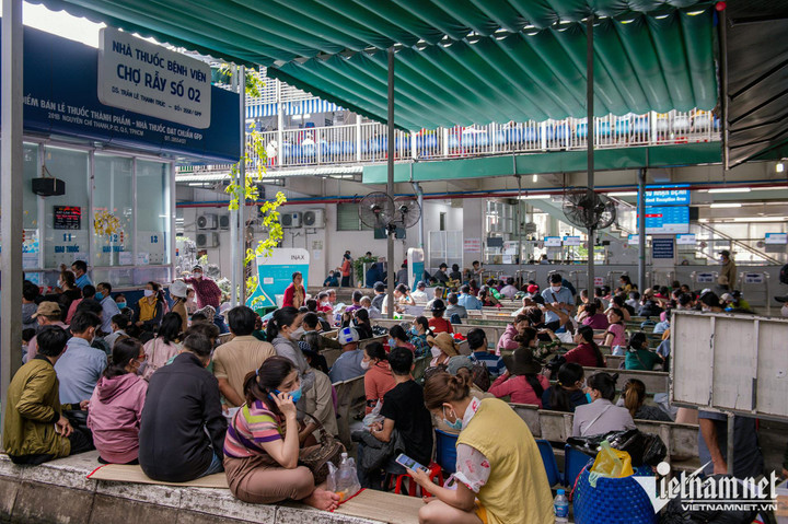 Cảnh tượng chưa từng thấy ở BV Chợ Rẫy: Còn 2 máy CT, bệnh nhân sang viện khác - 13