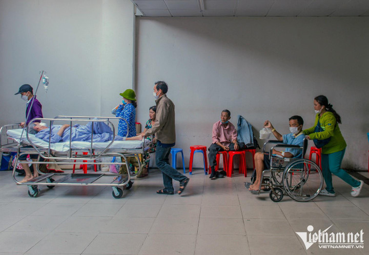 Cảnh tượng chưa từng thấy ở BV Chợ Rẫy: Còn 2 máy CT, bệnh nhân sang viện khác - 15