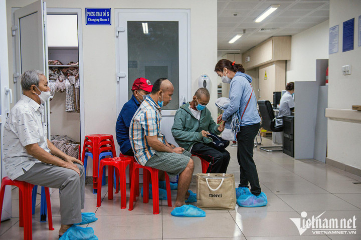 Cảnh tượng chưa từng thấy ở BV Chợ Rẫy: Còn 2 máy CT, bệnh nhân sang viện khác - 11