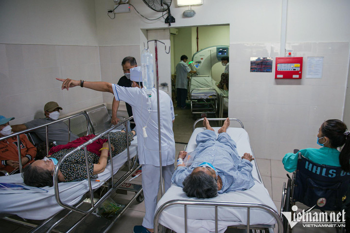 Cảnh tượng chưa từng thấy ở BV Chợ Rẫy: Còn 2 máy CT, bệnh nhân sang viện khác - 12