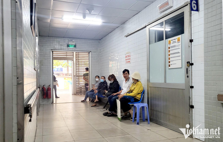 Cảnh tượng chưa từng thấy ở BV Chợ Rẫy: Còn 2 máy CT, bệnh nhân sang viện khác - 3