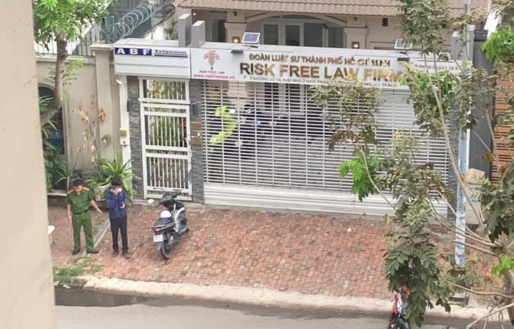 Cảnh sát thu giữ nhiều thùng tài liệu tại nơi ở của bà Hàn Ni - 3